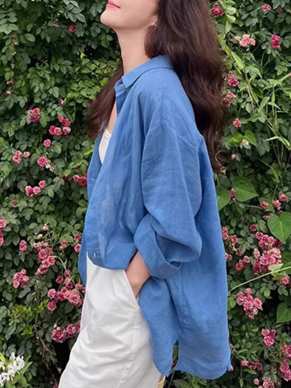 青い綿麻のシャツの女性の夏の薄いタイプの小さいサイズのゆったりしたシャツの外はカーディガンの中の長いコートの上着を掛けます。|undefined