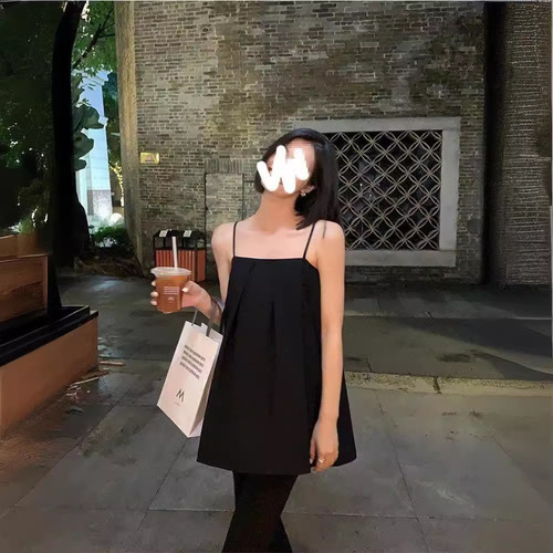 Camisole with shoulder straps, summer design, outerwear, Korean style, loose, mid-length, sleeveless, shoulder-revealing, women's fashion.