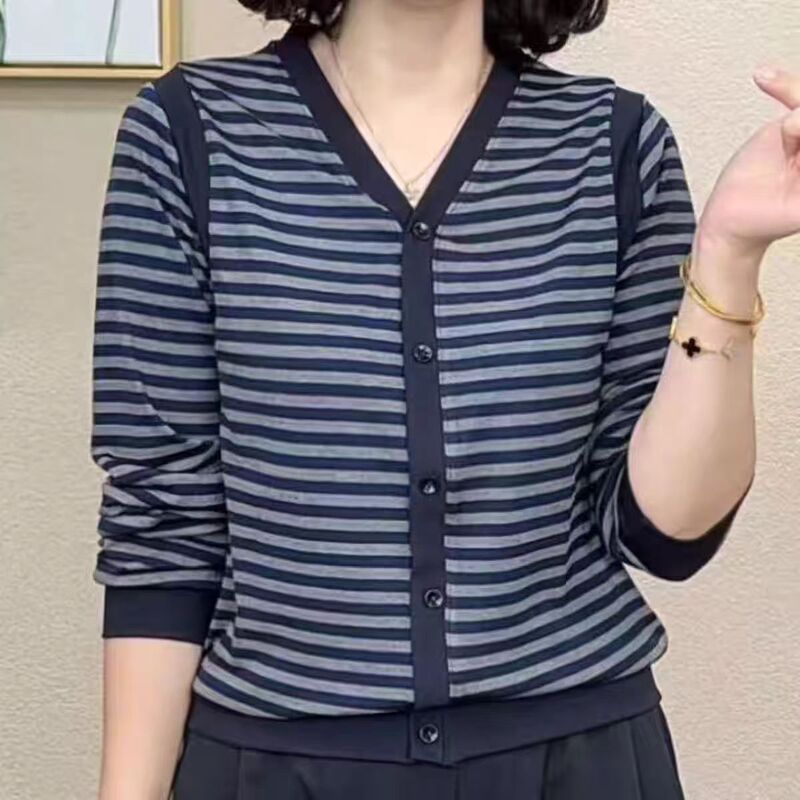 Early autumn Korean-style fashionable mom outfit: striped patchwork long-sleeve T-shirt, stylish, age-reducing, loose-fitting, slimming, and versatile Early autumn Korean-style fashionable mom outfit: striped patchwork long-sleeve T-shirt, stylish, age-reducing, loose-fitting, slimming, and versatile