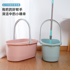 家庭用の厚いプーリーのモップを持っています。
