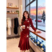 复古新中式改良旗袍裙高端精致复古红色收腰蝴蝶印花连衣裙2026冬