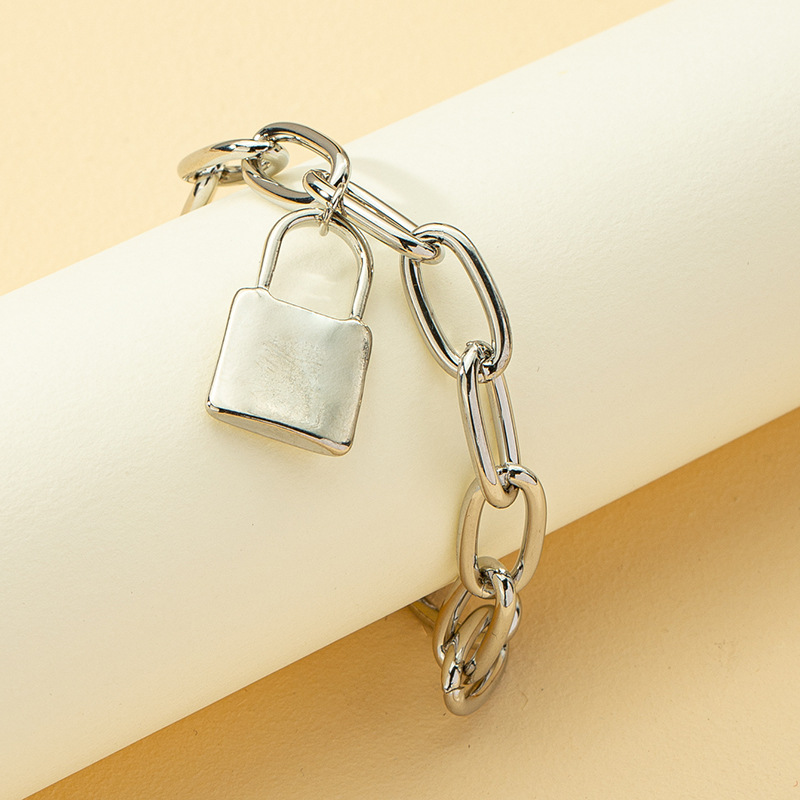 Simple Small Lock Pendant Bracelet Wholesale Nihaojewelry display picture 3