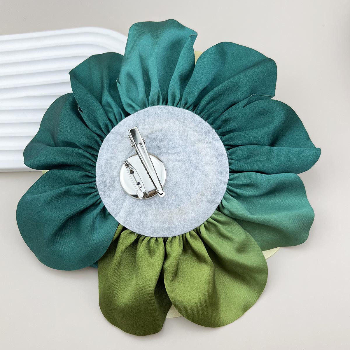 Elegante Flor Tela Mujeres Corsage display picture 4