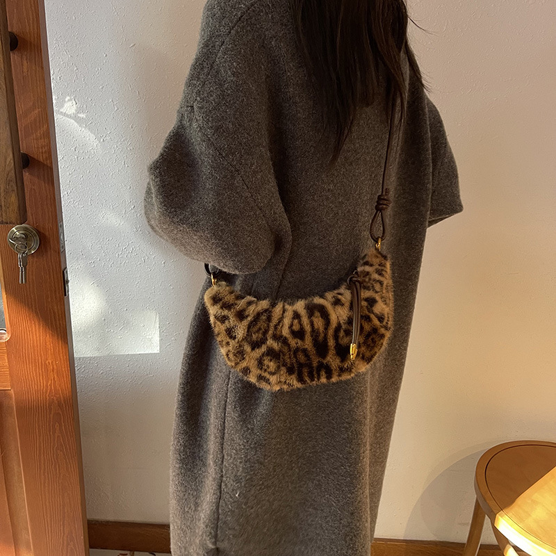 Bolsa de moda transfronteriza de lana estampada debajo de la axila para mujeres otoño / invierno 2025 nueva moda bolso de corn de toro simple bolso de hombro