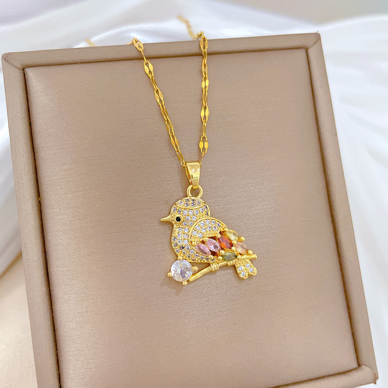 Collana con ciondolo a forma di uccello e zirconi oro_voghion.com