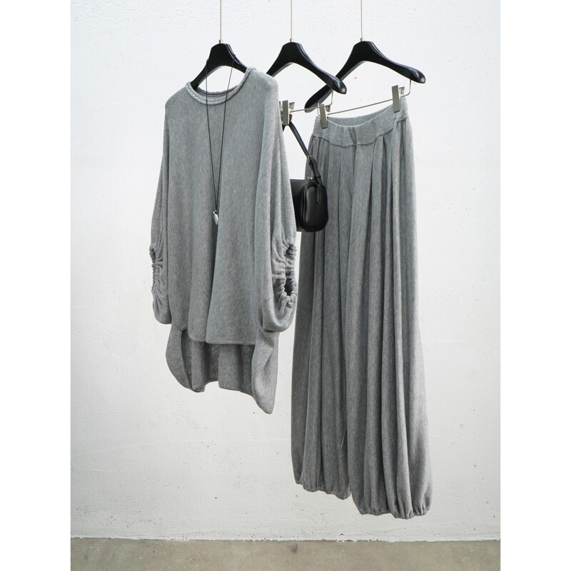 Loose-fitting, cape-style sweater with a relaxed, oversized design, featuring lantern sleeves, perfect for autumn and winter 2026, in a new Japanese style Loose-fitting, cape-style sweater with a relaxed, oversized design, featuring lantern sleeves, perfect for autumn and winter 2026, in a new Japanese style