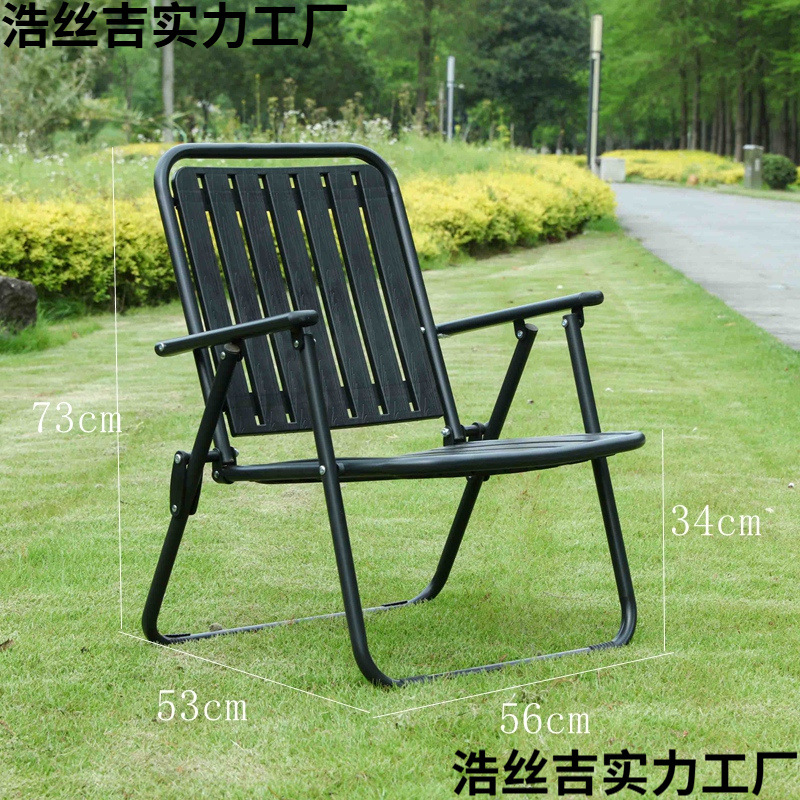 Una silla plegable de pies bajos negra.