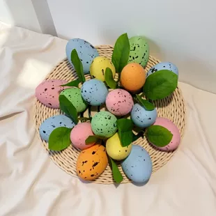 Пасхальный венок с яйцами и крапинами настенный декор