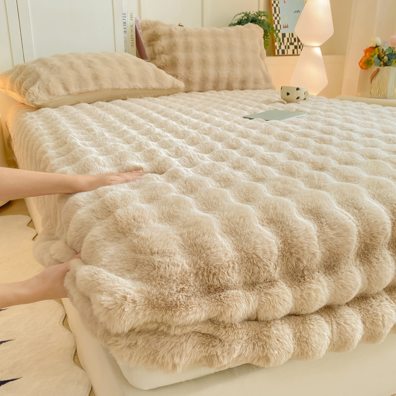 Invierno leche de cama de terciopelo grueso con tres piezas de colchón de terciopelo de coral cálido hogar cubierta de protección de colchón de terciopelo de coral para una sola persona más cubierta de edredón