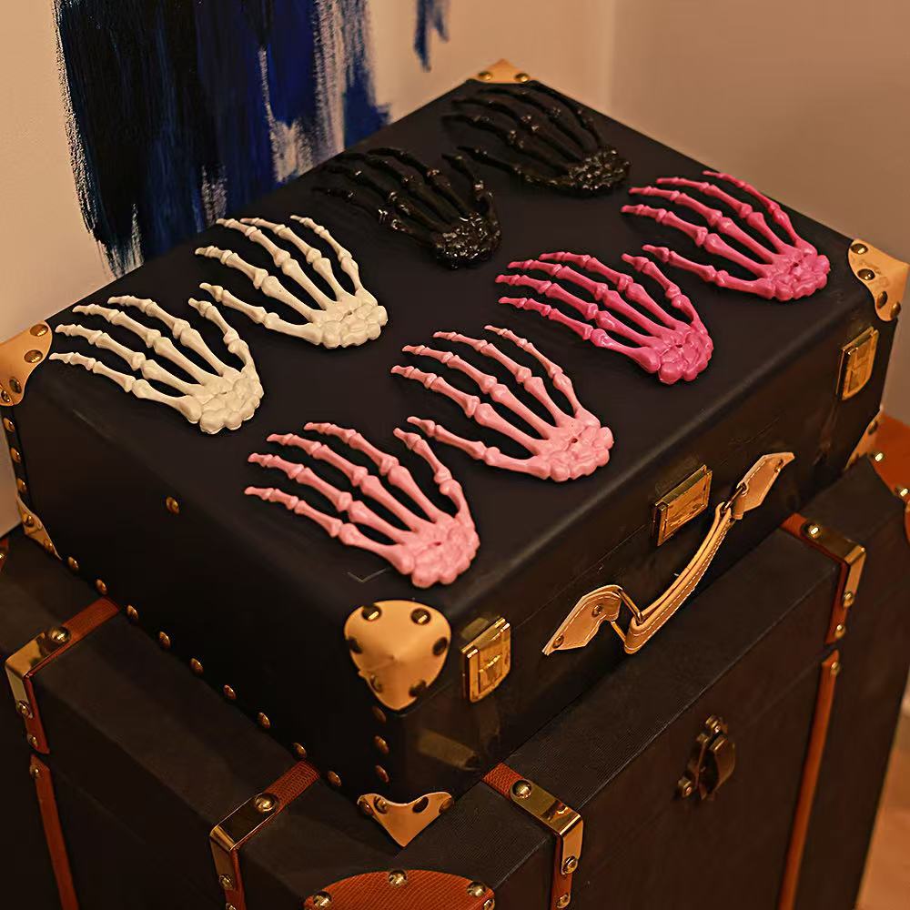 Accesorios de Halloween esqueleto transfronterizo hueso de mano de plástico colorido hueso de mano fantasma accesorios de decoración fuente directa