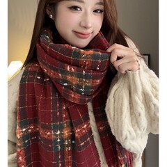 格子のマフラーの女性の冬の高級感はカシミヤのストールをまねます。