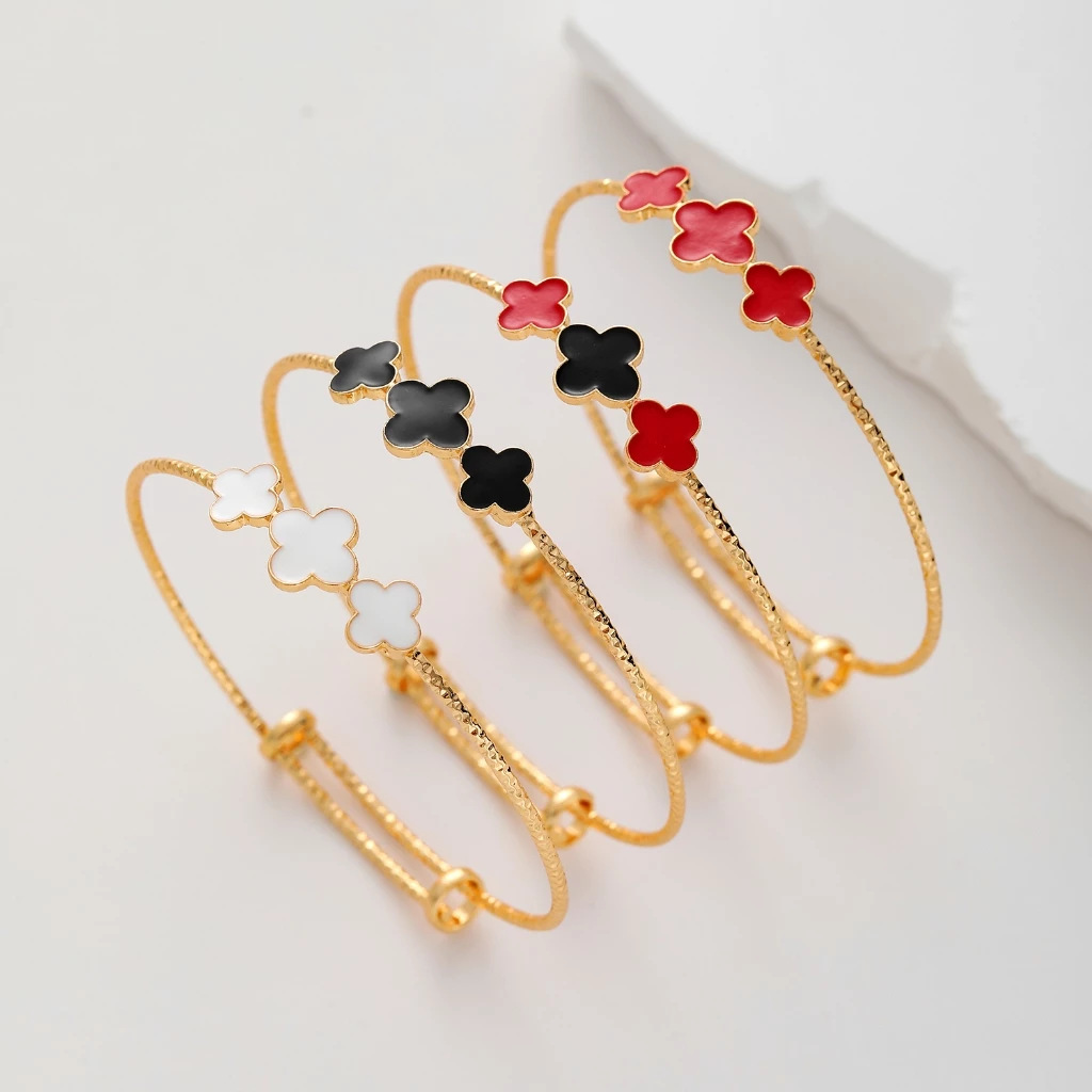 Pulsera de trébol de cuatro hojas con goteo de oro champán chapado en cobre, pulsera de personalidad simple para mujer, boca de anillo de mano ajustable, estilo clásico al por mayor
