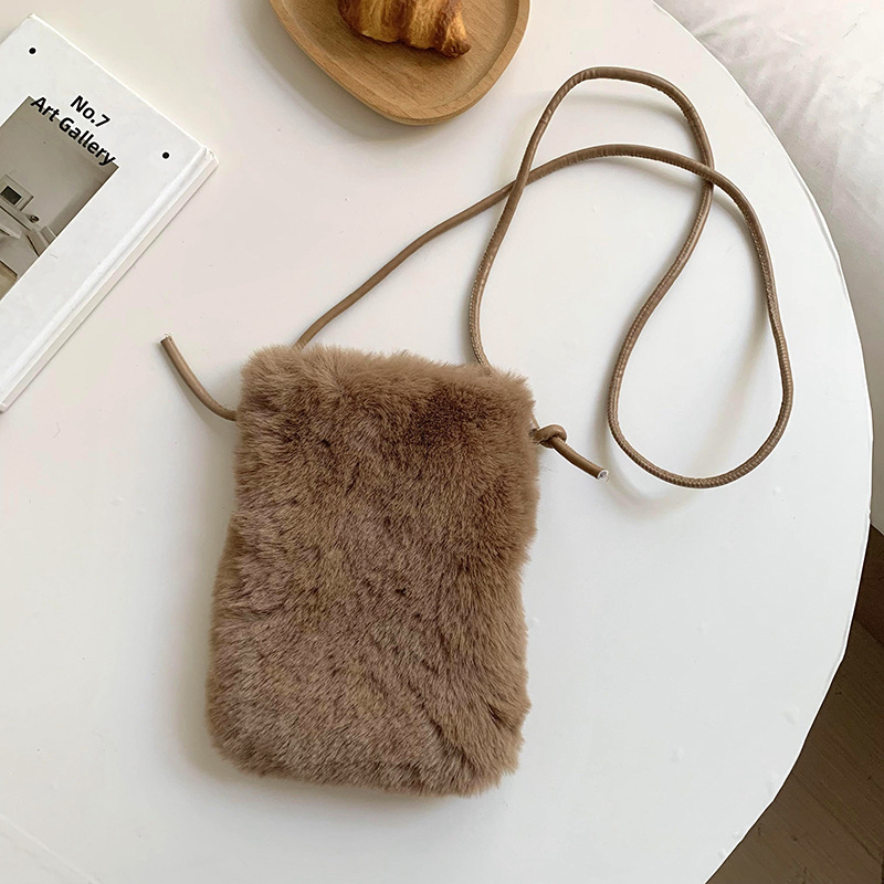 Bolso de mano de mujer de otoño / invierno 2025, nuevo estilo de moda, bolso de teléfono móvil de peluche pequeño y exquisito, bolso de hombro.