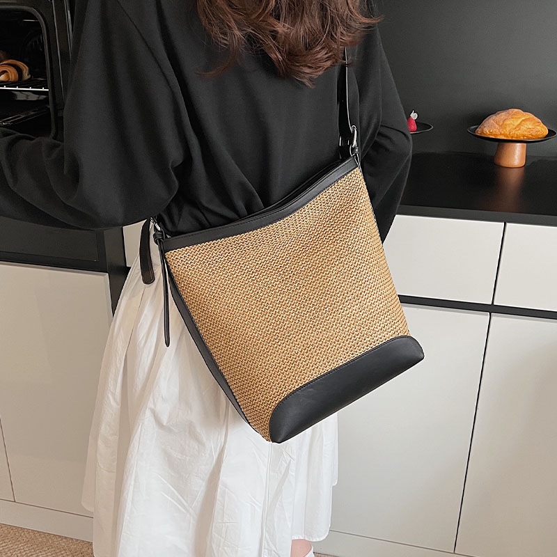 Bolso tejido de paja de mensajero de todo fósforo 2025 simple verano vacaciones en la playa cubo tejido nuevo bolso de playa de moda femenina