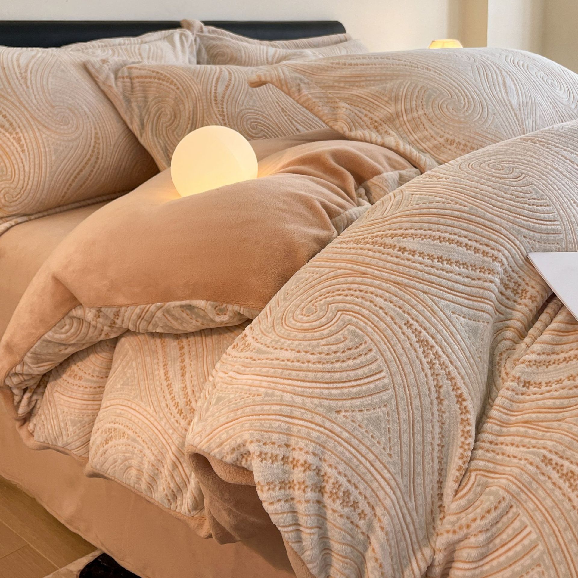 Conjunto de quatro peças de luxo em veludo leito texturizado de alta qualidade, dupla face, com 230g de gramatura, para cama quente e confortável._voghion.com