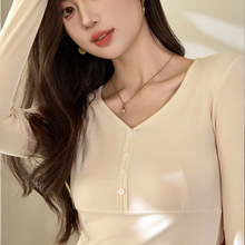 #质做高品# 气质减龄设计感T恤女长袖2026秋装新款贝壳扣纯欲上衣