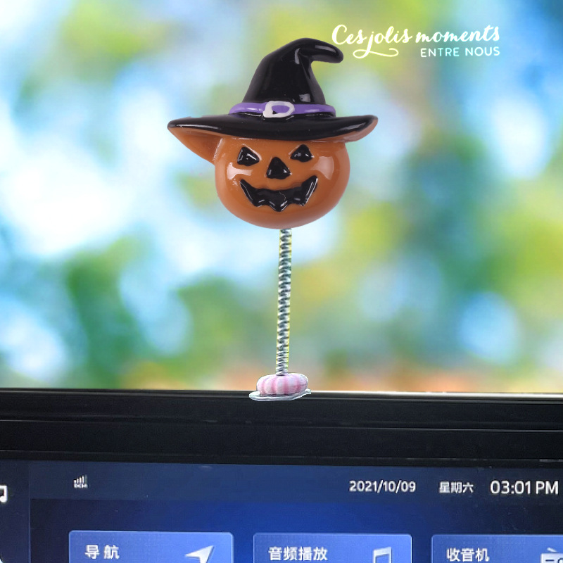 Coche de Halloween sacudiendo la cabeza pequeños adornos nuevos y adorables adornos de pantalla de consola central de coche de carne