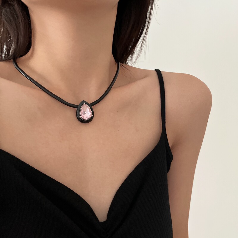 Leather raindrop gem necklace women's design color clavicle chain ins trendy Japanese and Korean sweet short necklace fashionable Leather raindrop gem necklace women's design color clavicle chain ins trendy Japanese and Korean sweet short necklace fashionable