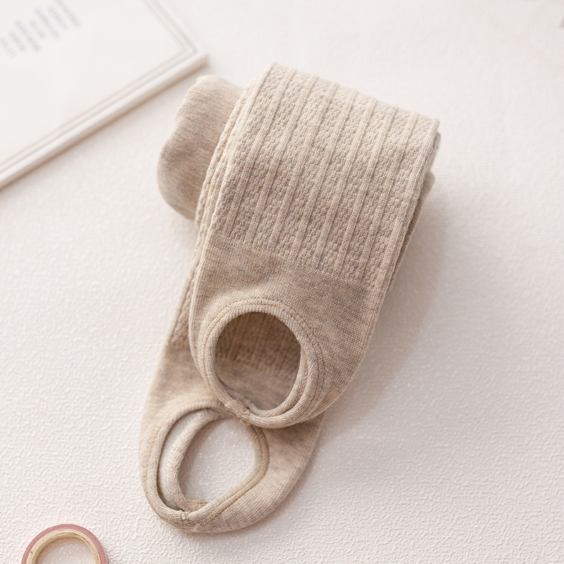 秋冬のベルベット麻花磨毛は子供のパンストの現物卸売りの新しい女の子が保温して足のズボンを踏む