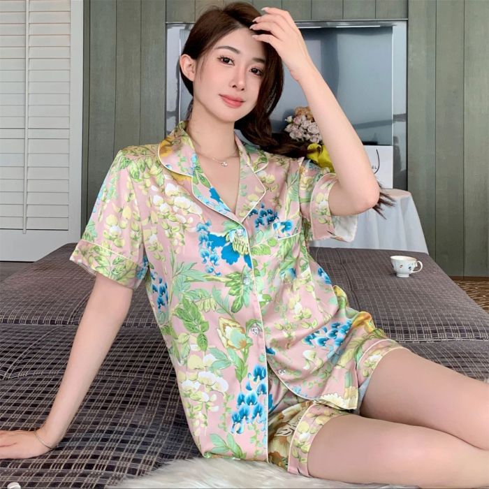 Al por mayor transfronterizo de tres piezas super suave forjado verano suave hilo de hielo suave cuatro lados rebote flor impresa pijama de mangas cortas para mujeres