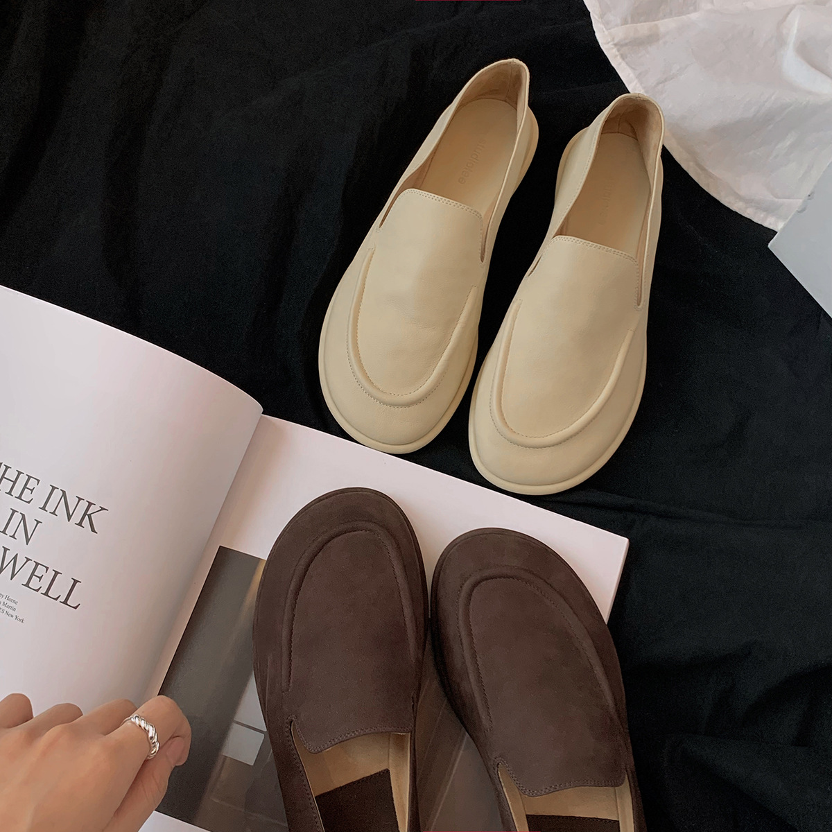 Versión de piel de oveja de la madre de la uva con el mismo estilo de los zapatos individuales de la nube de la cabeza redonda, un pie, zapatos suaves y cerosos de todo fósforo, zapatos de cuero para mujer