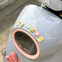 Электрический автомобиль декоративный мультфильм 3D трехмерная наклейка милый шлем украшения гаджеты салон автомобиля центральная консоль наклейка