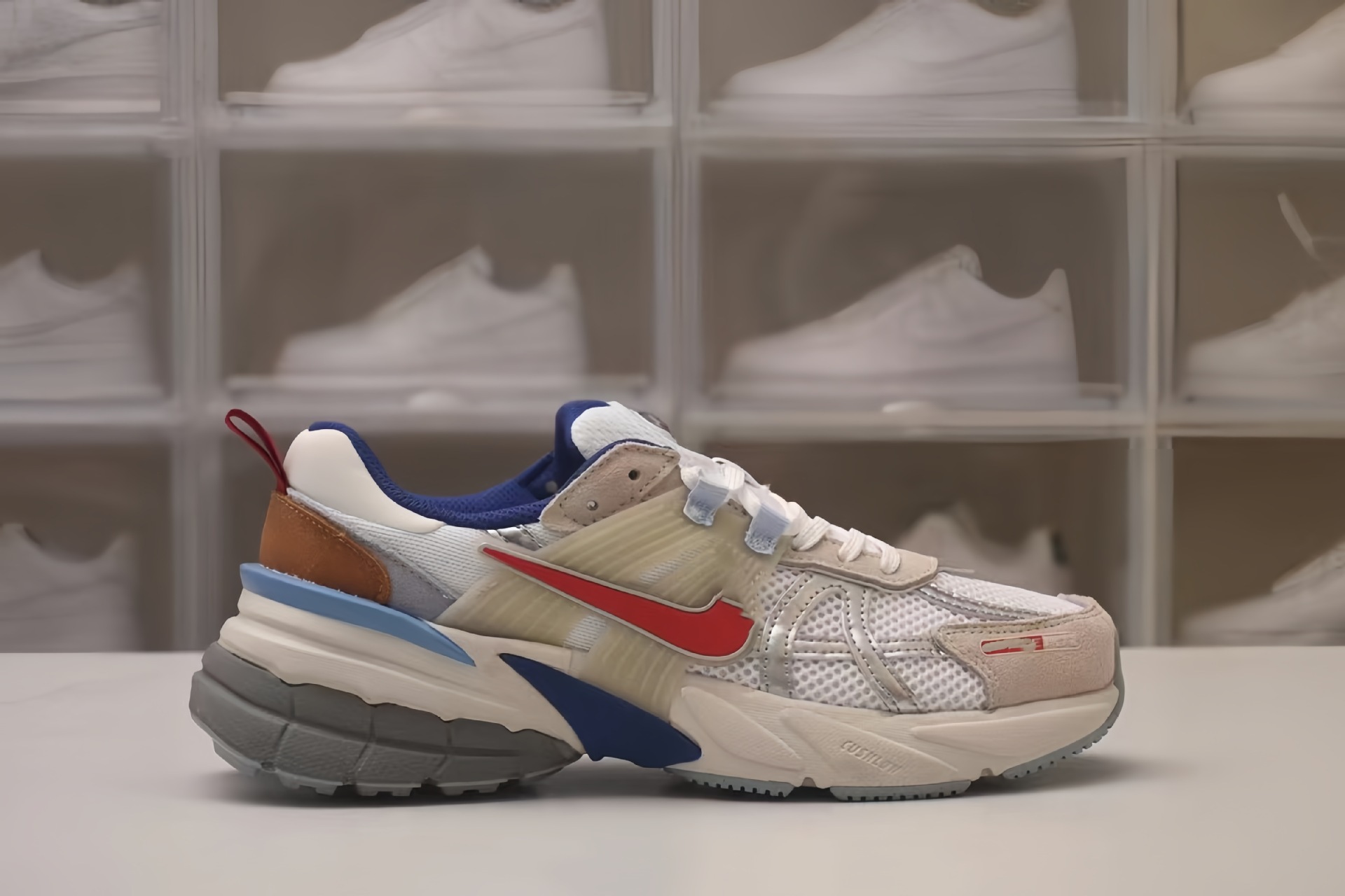 V2K 런 - 화이트 그레이 레드