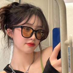黒い枠の茶色のサングラスの女性の四角形の韓国版の潮insネットの赤い丸い顔の復古の凹形のファッションの街はサングラスをたたきます。