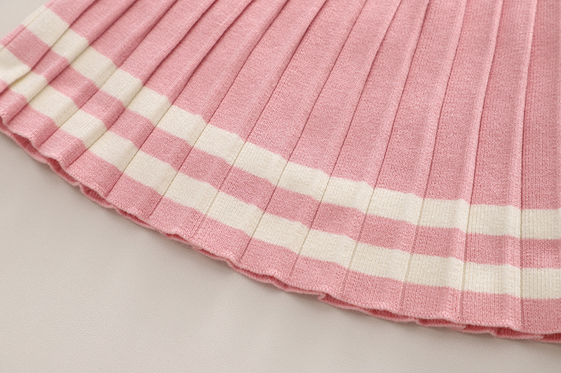 Flickset med stickad kofta och plisserad kjol_voghion.com