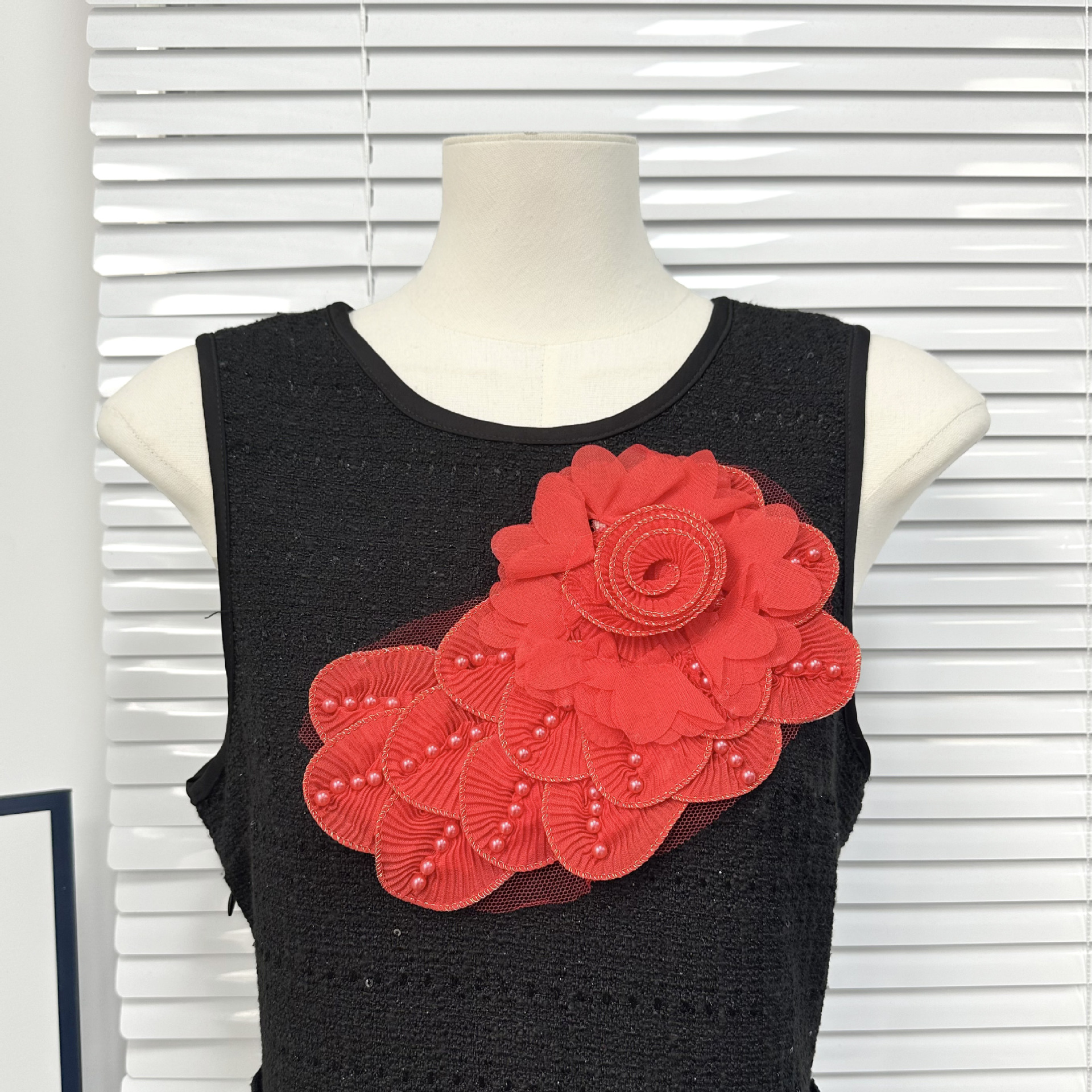 Moda europea y americana hecha a mano plegable tela de flores multi-capas perlas de clavos suéter vestido accesorios decorativos flores tridimensionales