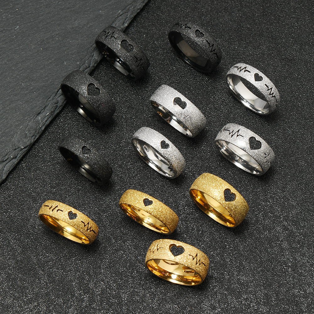 Cruz-frontera estilo europeo y americano creativo joyería de acero inoxidable corte corazón hueco ECG esmerilado titanio anillo de acero fabricante