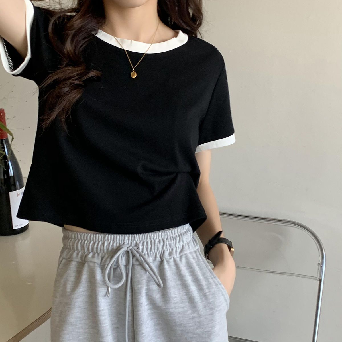 블랙 코트 화이트 칼라