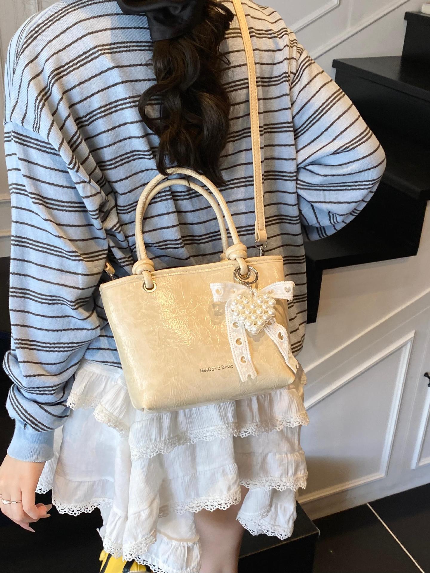 Bolso de mujer PU al por mayor transfronterizo 2025 nuevo bolso de mensajero de un solo hombro casual simple bolso de cubo de agua súper caliente de alta gama de verano