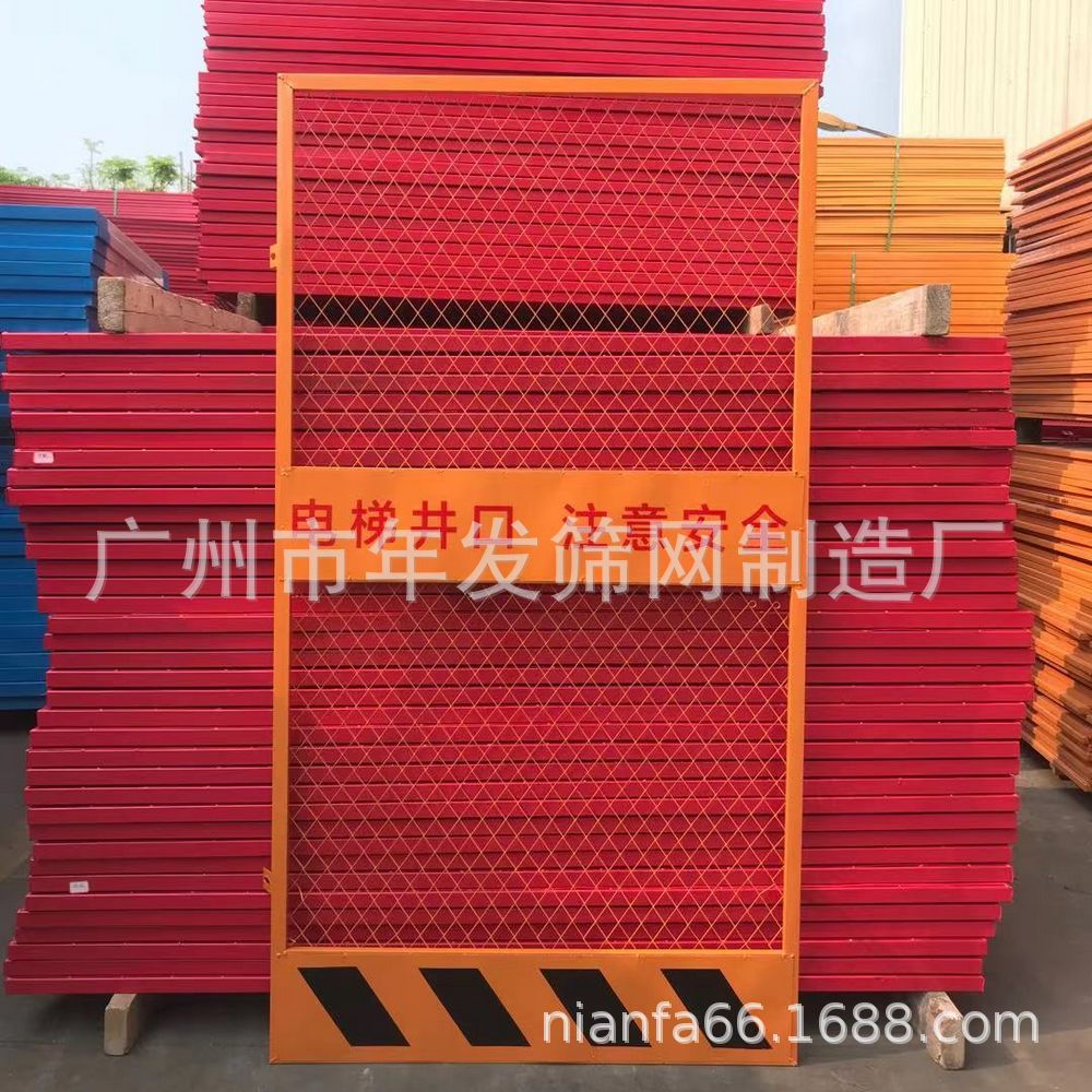 菱形网洞口防护网 阳台外围施工冲孔板防护门 升降机施工人货梯门