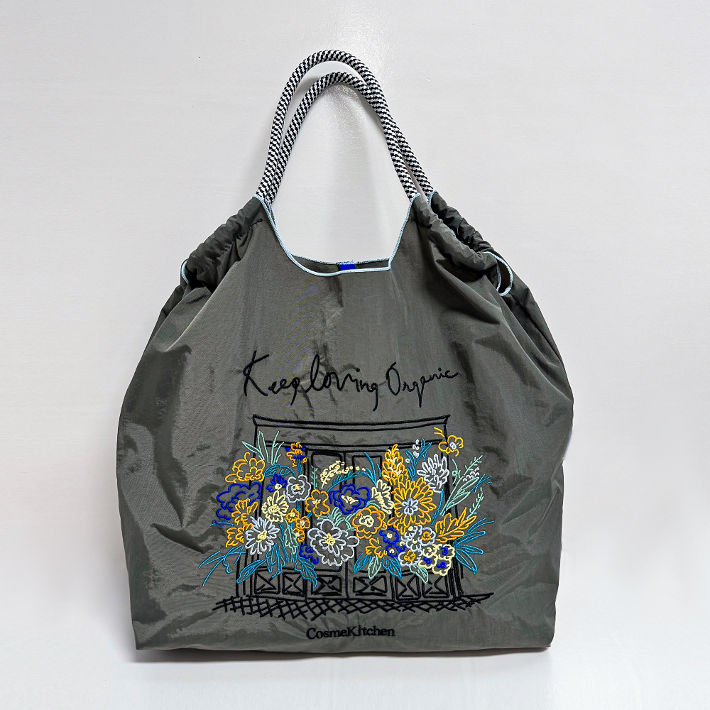 짙은 회색 문 창 그릴