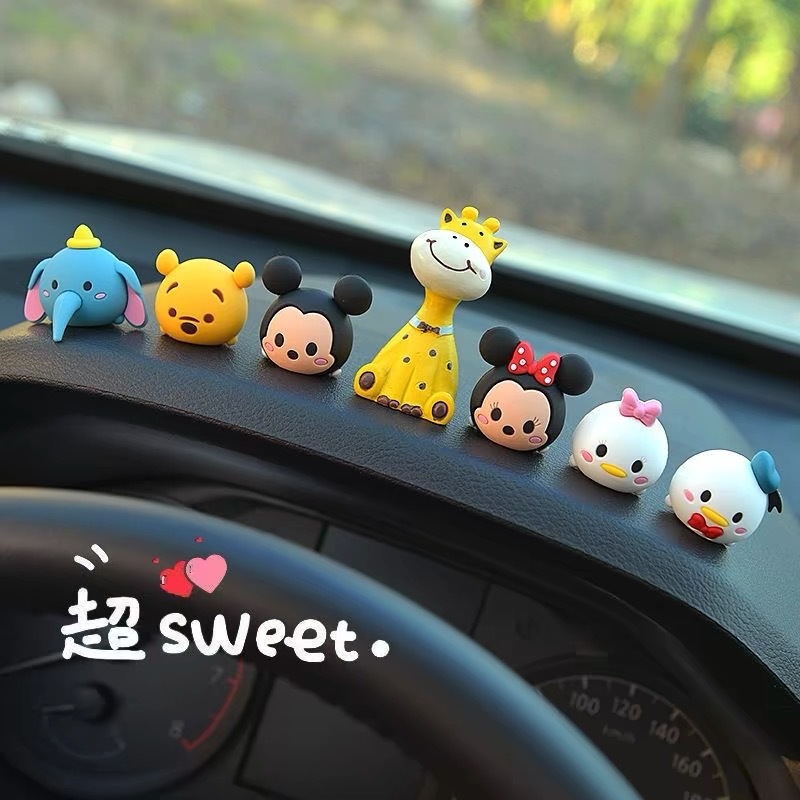 Decoración de coche 2024 nuevos accesorios de decoración de coche lindo coche consola central muñeca pequeña Mickey Minnie