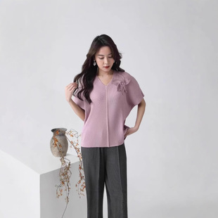 New Summer V-Neck Short-Sleeve Pullover Loose Plus-Size Top for Women with Dragon Scale Pleats, Solid Color, Elegant and Slimming