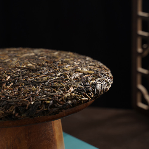 Yunnan specialty manufacturer wholesale gift box gift class seal impression 357g cooked tea cake Pu'er tea