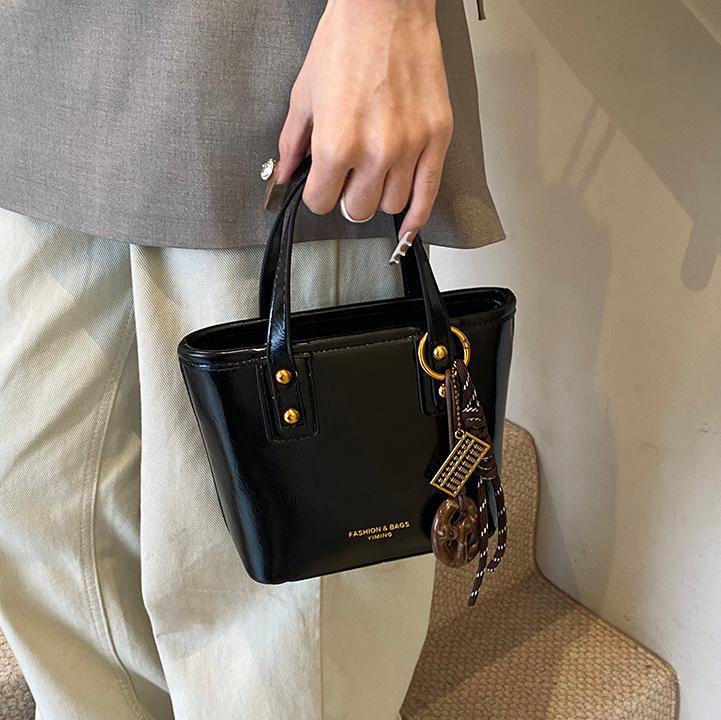 Otoño y invierno retro cera de cuero bolso de agua para mujeres 2024 nuevo estilo universal nicho bolso de hombro de alta calidad bolso portátil