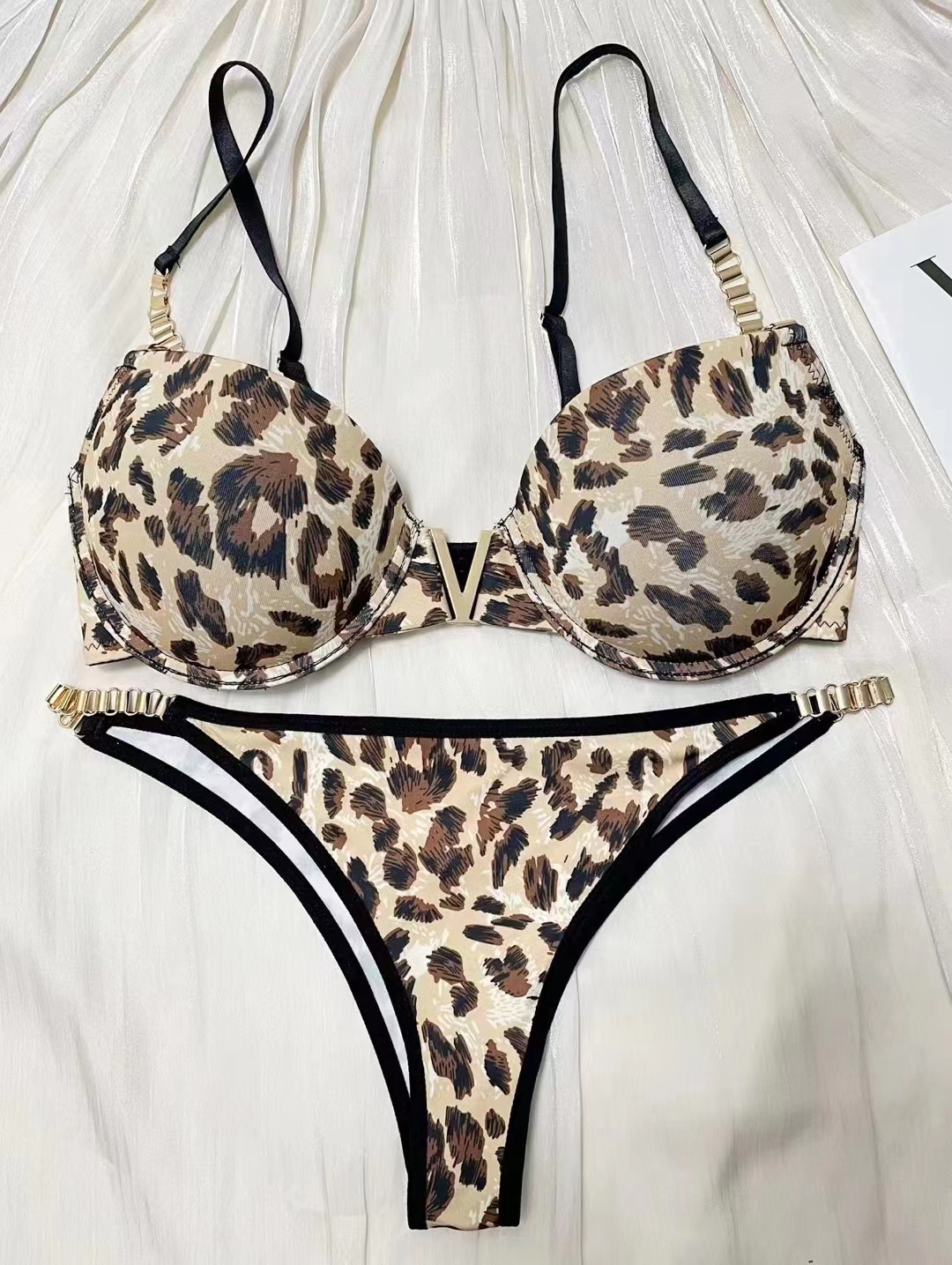 New Sexy Smooth European Size Underwear Women's Ring Decoration Shoulder Strap Bra Set_voghion.com