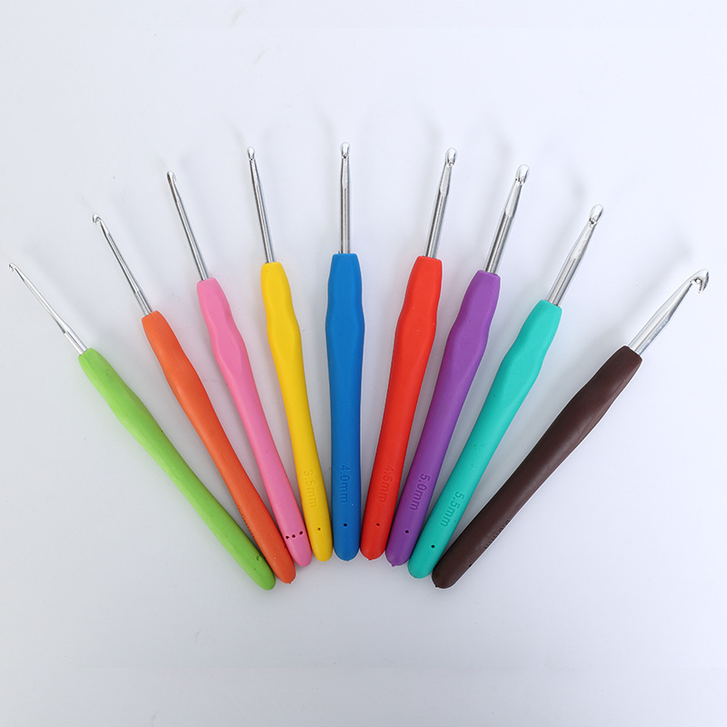 Comercio exterior bwy Arco Iris mango suave crochet TPR mango suave sólido mango suave gancho de ganchillo de aluminio traje de lana aguja