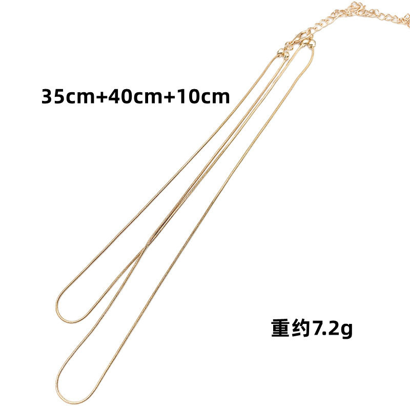 La nostra collana minimalista a strati unisce catene delicate e lusso discreto. Indossala come un piccolo promemoria della tua bellezza e della tua serena sicurezza._voghion.com
