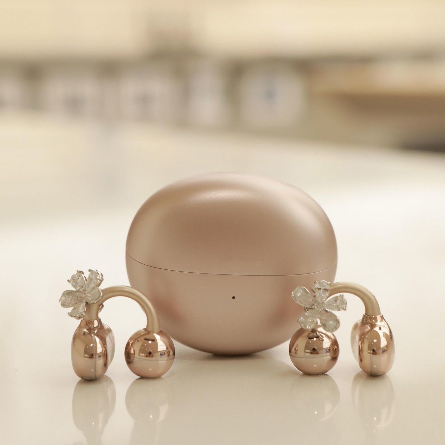 Lleno de pétalos de diamantes, auriculares, hebilla de diamantes, lujo ligero femenino, sentido de alta gama, estilo europeo y americano, diseño de nicho, clip para auriculares, accesorios de bricolaje avanzados