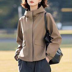 2025春秋タイプの帽子付き突撃服の女性ファッションの短いタイプは、痩せたゆったりした小さなジャケットの上着を合わせています