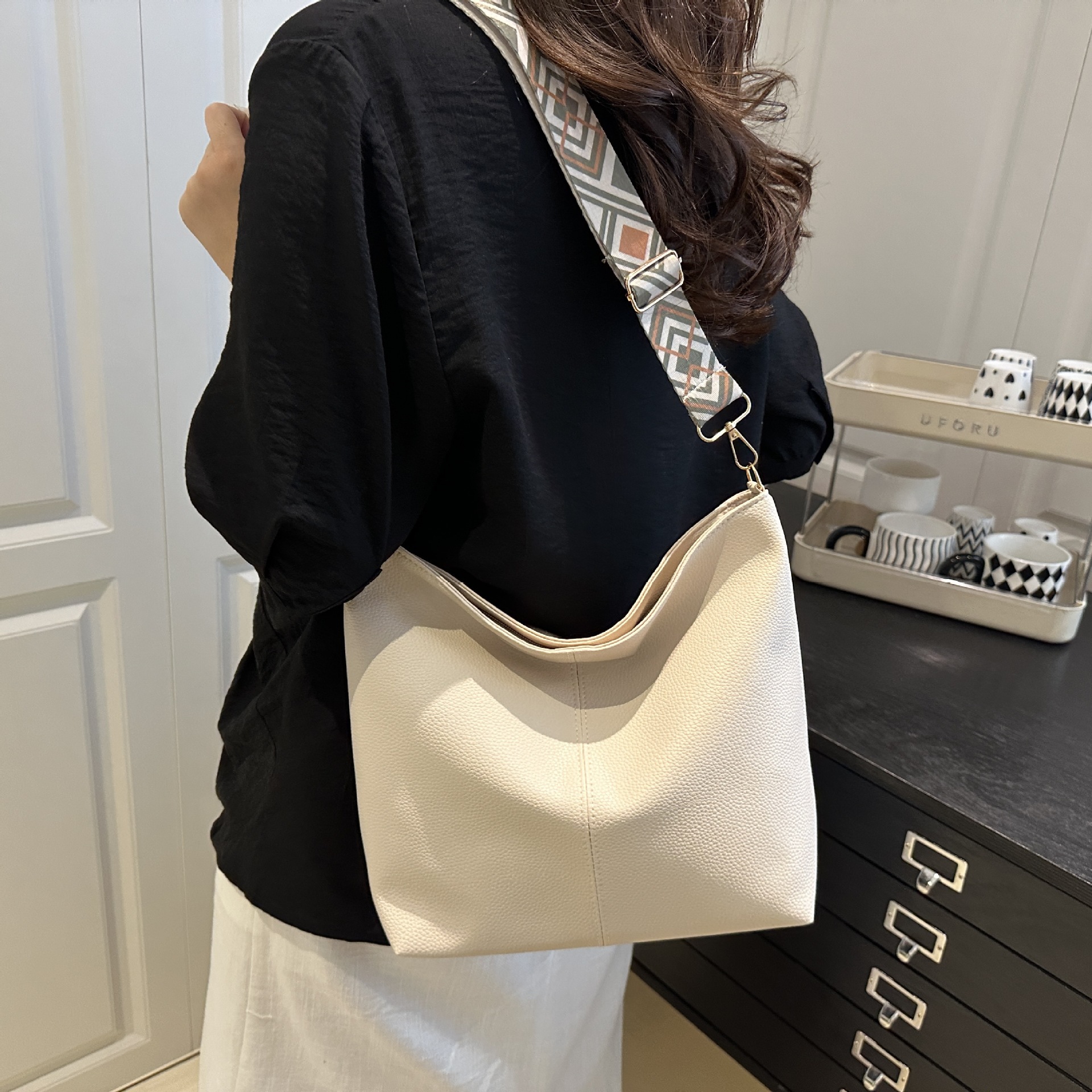 2025 Spring and Summer New Large-Capacity Bucket Bag Single Shoulder Crossbody Bag Pebbled Pure Color Pu Armpit Women's Bag