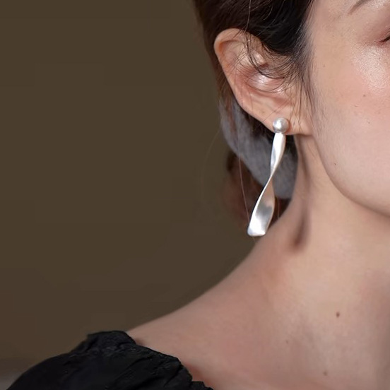 [Cool Ribbon] French Retro Niche Design Versatile High-End Silver Metal Corrugated Earrings Mosquito Coil Disc