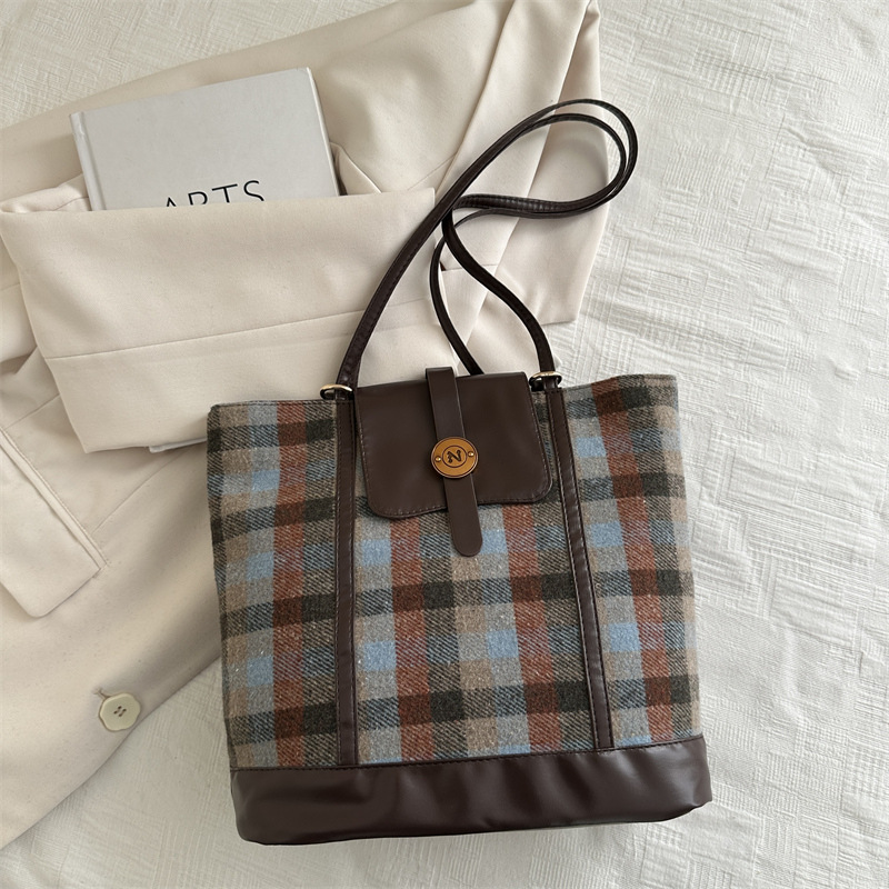 Bolsas de invierno a cuadros de gran capacidad para mujeres otoño y invierno 2024 nueva moda retro bolsas de tote versátiles mochila de hombro casual
