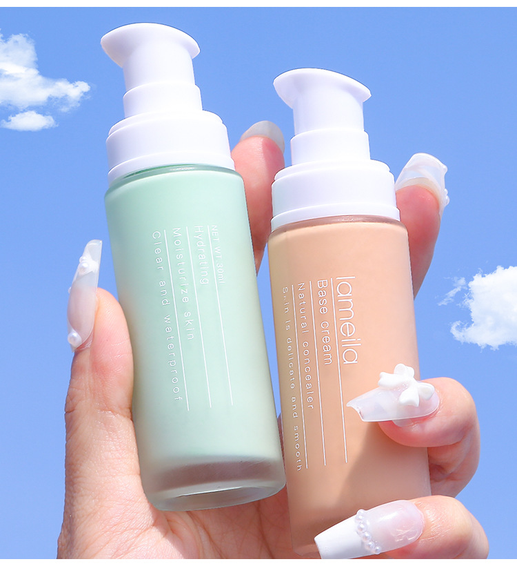 The clear and hydrating isolation cream moisturizes and hydrates without powder clogging, brightens the complexion, and conceals pores. It serves as a primer before makeup and is waterproof and sweat-proof undefined