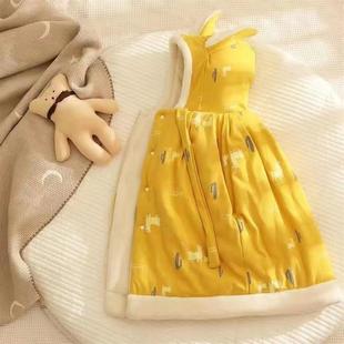 Thickened fleece-lined Baby and Baby Windproof Autumn and Winter Wrap Children's Cross-Clothes Cloak Cloak Reach for Holding Out