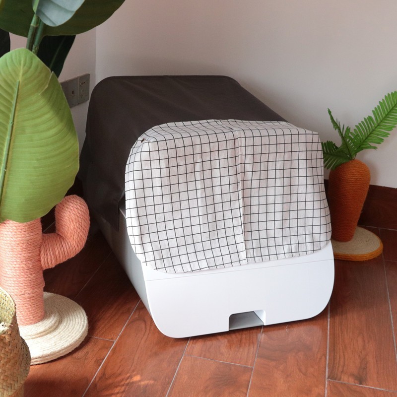 Милый ребенок, маленькая белая решетка.дверная занавеска